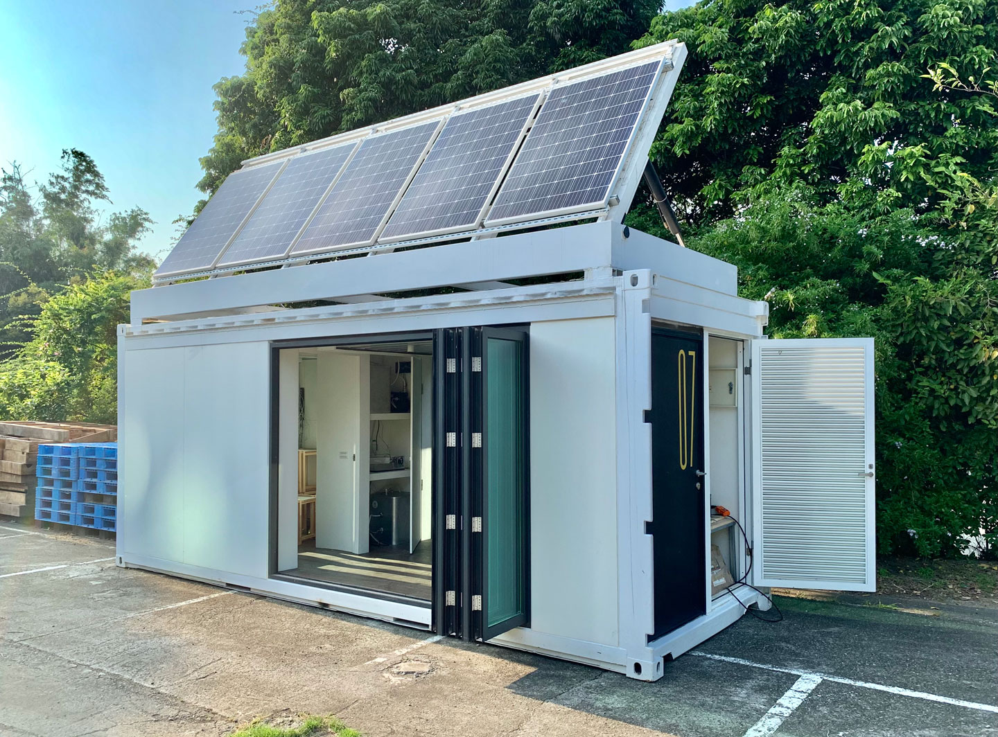 可移動式社區型 AIoT 貨櫃屋可整合太陽能發電系統並獨立運作。