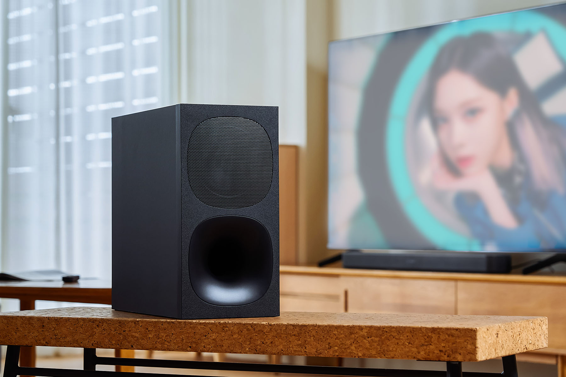 Compared with the low-key and stable soundbar, the active subwoofer of the HT-S400 is extremely eye-catching. Among the products of the same distance, the size of the box should be considered one of the best, and the weight is 7.3 kg, which is almost equivalent to an M- The size of the ATX computer case also ensures a larger resonance space, which can create a deeper and deeper bass performance.