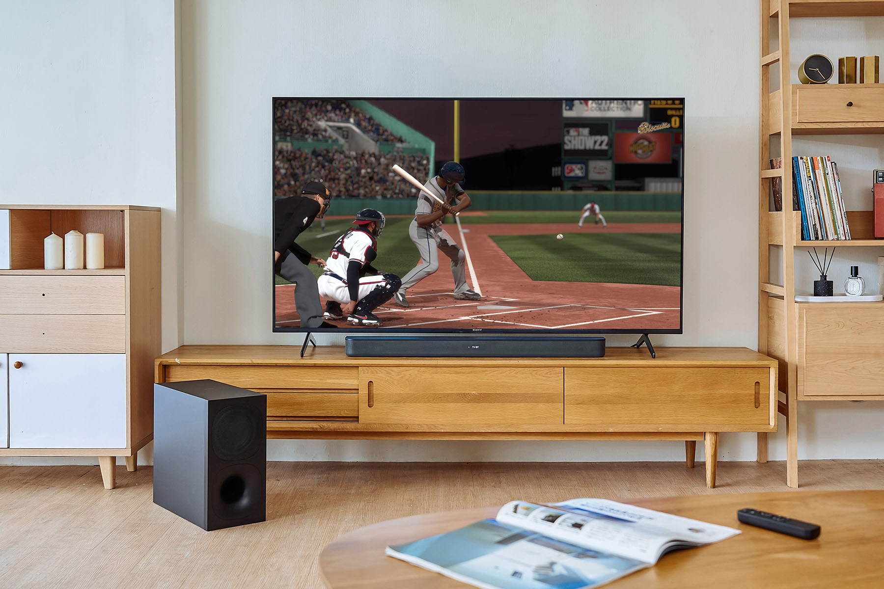 《MLB The Show 22》是索尼互動娛樂旗下聖地亞哥工作室製作的美國職棒遊戲，除了優秀的畫面以外，還有幾乎百分百還原的報系統及電視台運鏡，就好像真的在觀看一場比賽一樣，不過可惜這款遊戲並不支援文，你可以打開 HT-S400 的人聲模式，提高清晰度來練習英文聽力，或是開啟虛擬環繞來感受現場的觀眾呼聲。