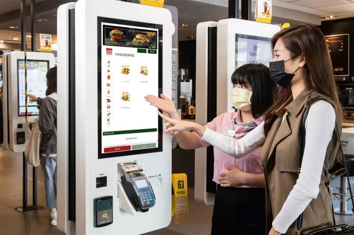 知名的速食者麥當勞也有愈來愈多店家採用自助式的觸控點餐機，提供消費者便利性（圖片來源：台灣麥當勞）。