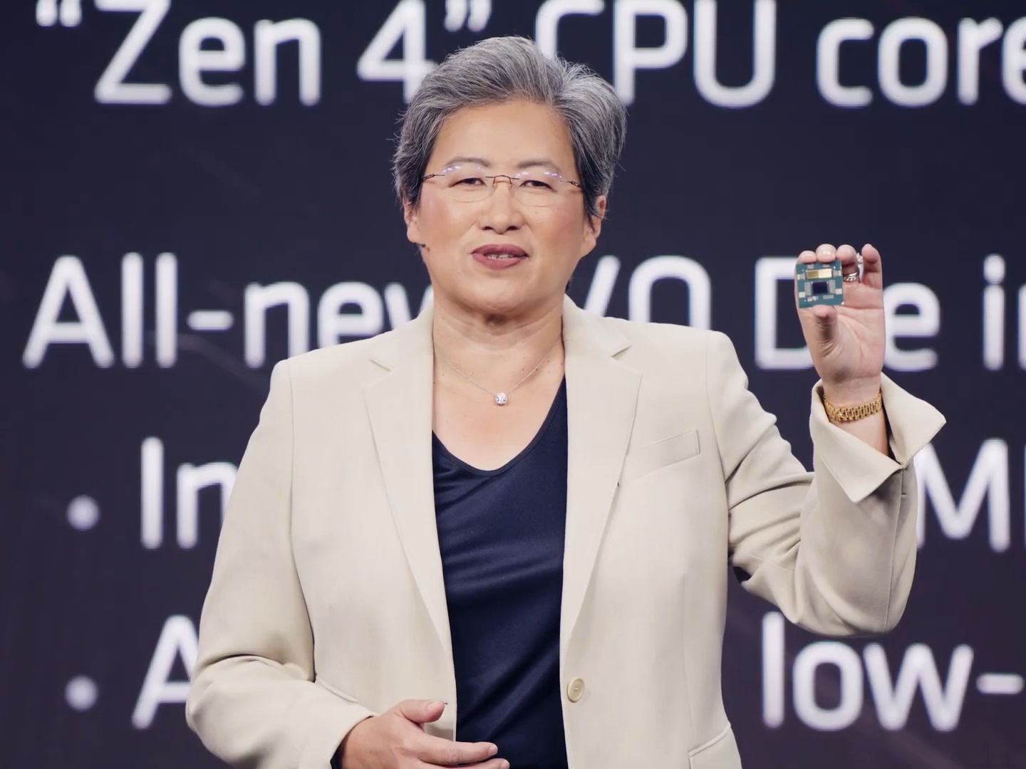 蘇姿丰於演說展示Ryzen 7000系列處理器。