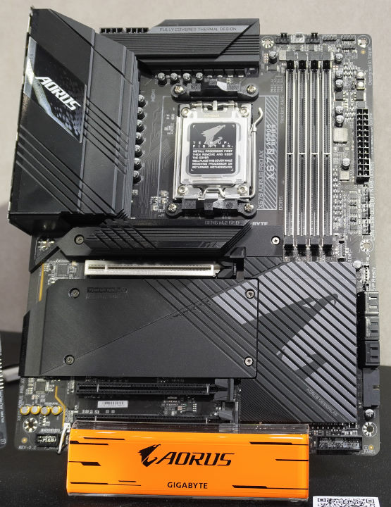 The X670 Aorus Pro AX only supports PCIe Gen 5x4 M.2 solid state drives.