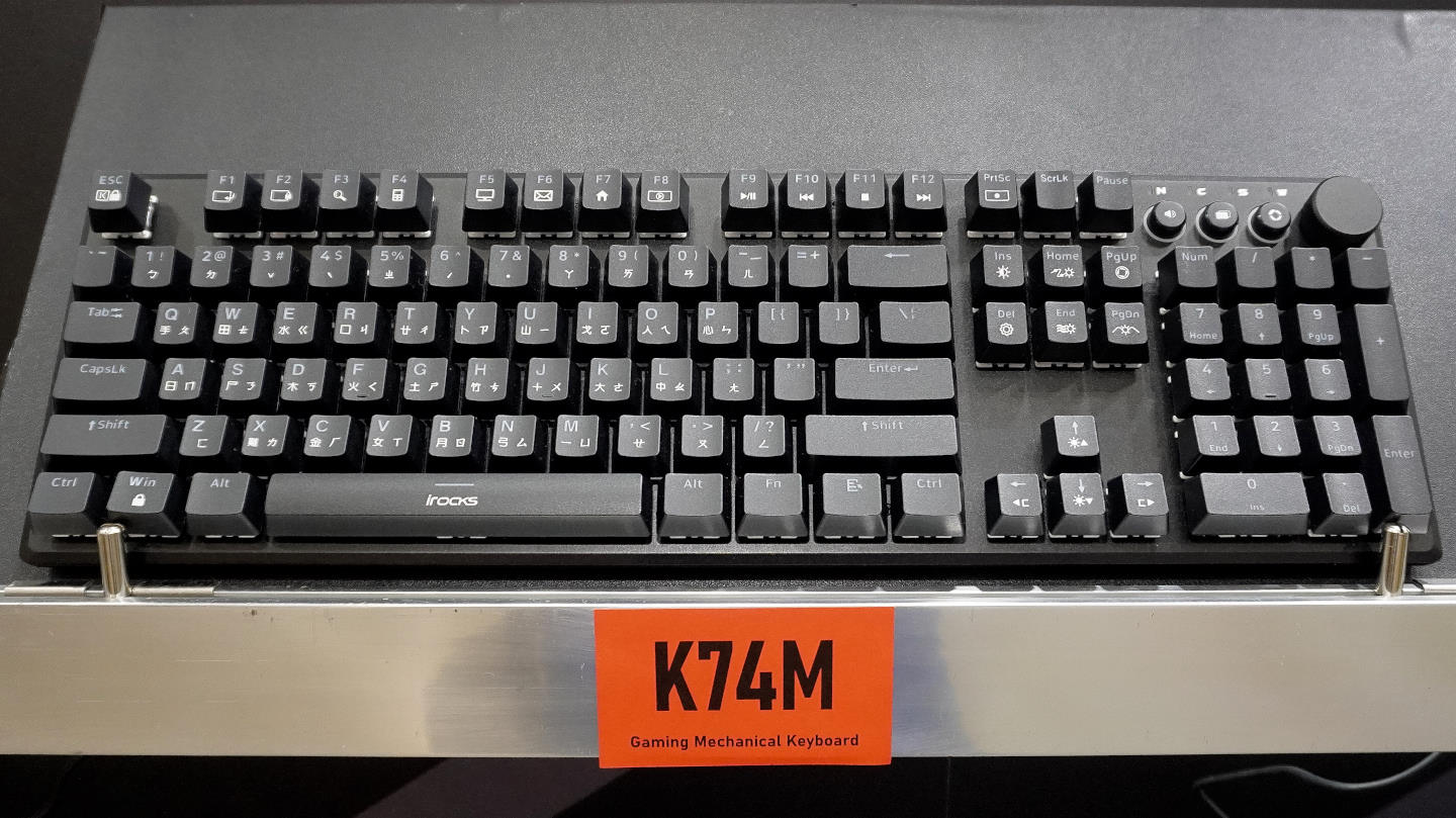 新推出的K74M機械鍵盤採用支援熱插拔的Gateron軸，配鋁合金材質框體與懸浮式計，可以在內建記憶體儲5組硬體巨集指令。