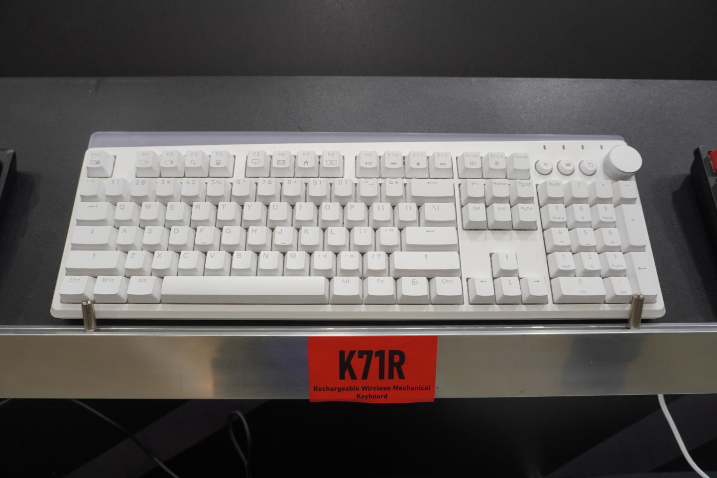 K71R則為以K71M為基礎的無線機械鍵盤，其外觀特色為具有環狀RGB燈條，也具有多功能旋鈕。