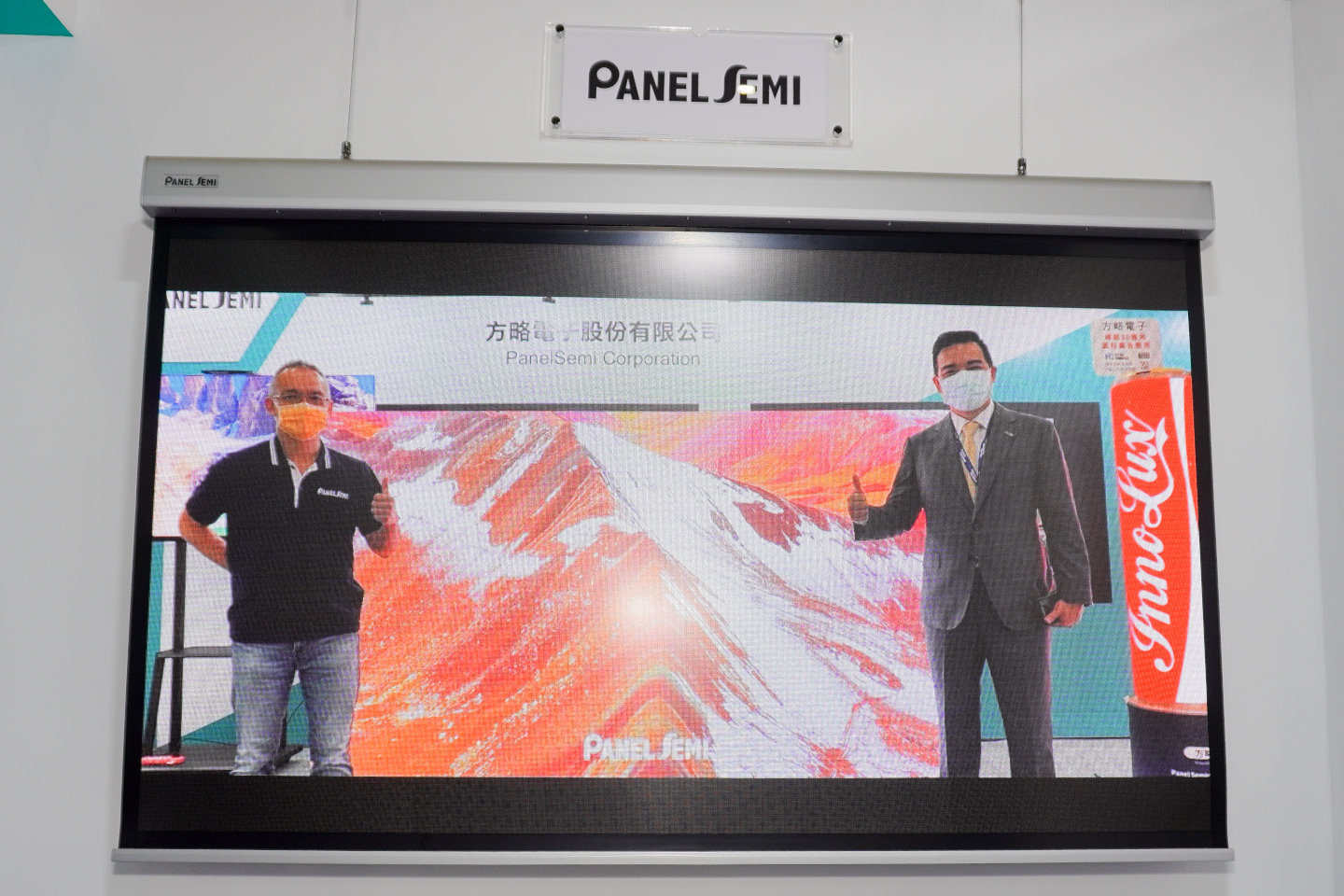 Panel Semi在台北國際電腦展上展示自主研發的55吋Flexible AM Mini LED顯示器。
