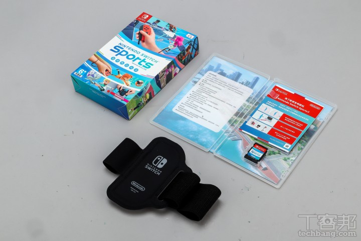 實體版《Nintendo Switch 運動》有卡匣、說明書與一組腿部固定帶，若購買數位下載版則配件需要另外入手。