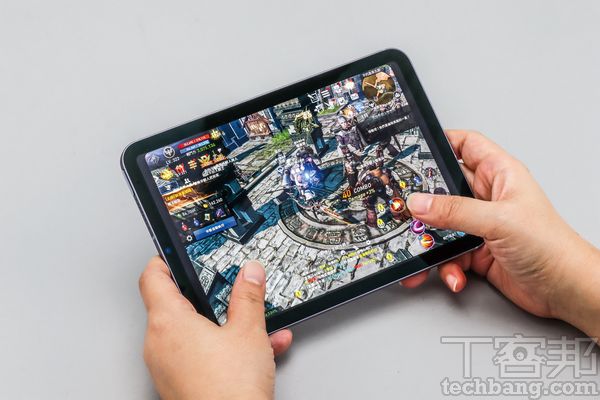 儘管10.9吋的 iPad Air 在視覺感受上更好，但8.3吋的 iPad mini 比手機更適合玩手遊。