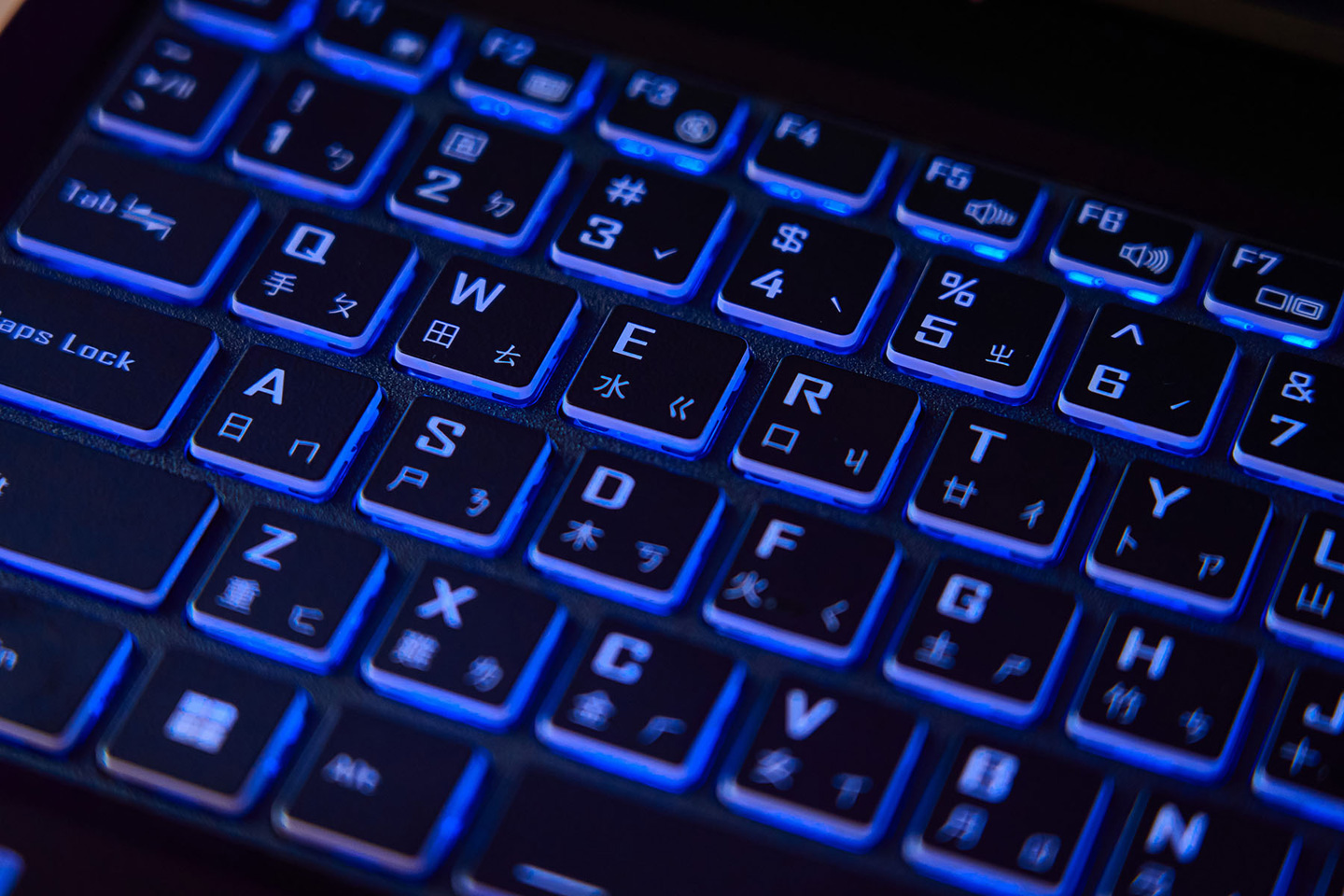 鍵盤為孤島式設計，鍵帽邊緣設計為半透明，更能顯現出 RGB 背光燈效。