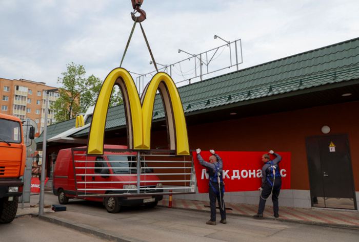 俄羅斯工人撤下麥當勞標誌