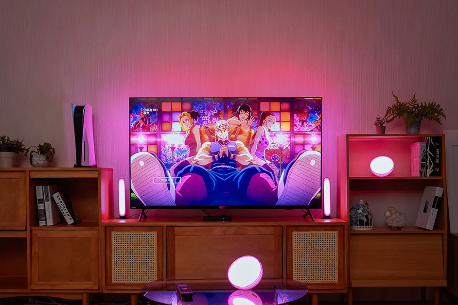 人氣動畫《鬼滅之刃：遊篇》的片，加上 Philips Hue Play 漸變全彩情境燈帶豐富多變的燈光效果，更是將華麗的場景氛圍展現到淋漓盡置！