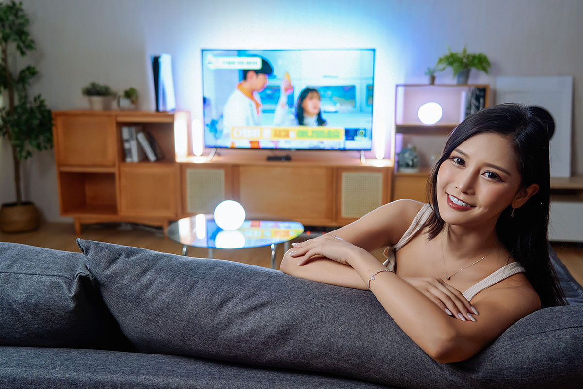 Philips Hue Play 漸變全彩情境燈帶的同漸變光源可以隨著追劇的內容即時變化，帶來更具整體感的視覺效果，如同將影音內容的氛圍「放大」。