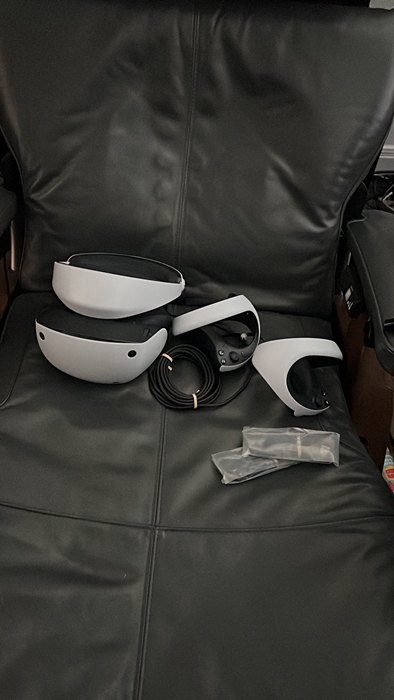PS VR2首張真機照片曝光 超長單線、外觀和PS5很
