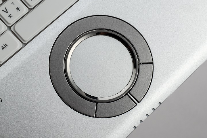 圓形觸控板是 Panasonic 電的重要特色，雖然面積小，但仍提供手勢操作，以及左右鍵。