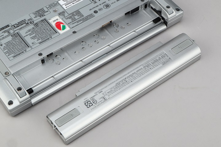 ▲採用可拆卸式電池計，除了標準配置的5,900 mAh 規格外，還有大容量電池可以選購，而標準版電池在日本 JEITA 評測標準下，電池續航力為 12.5 小時。