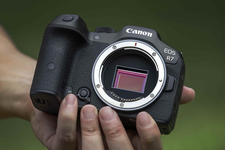 Canon EOS R7 新上市，超強 APSC 無反相機、配 18-150 輕巧登場