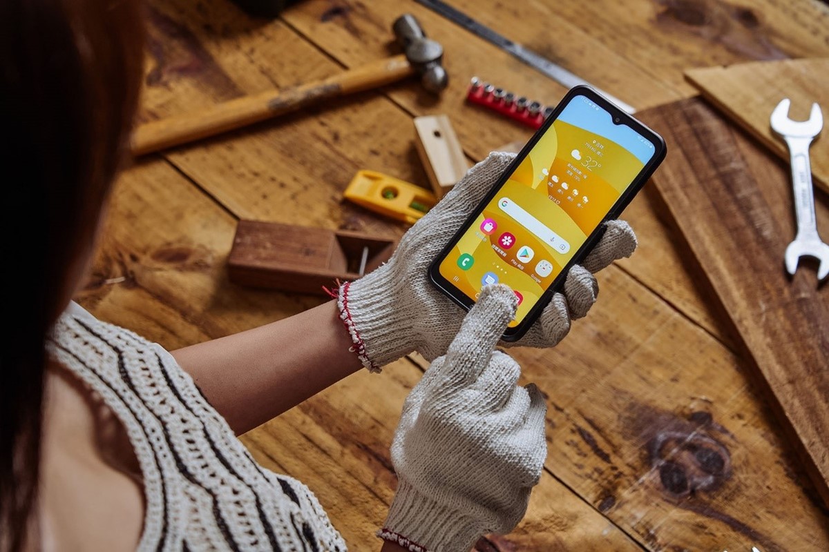 Galaxy XCover6 Pro 也支援「手套觸控」，厚度在 2mm 以下的手套都能常在螢幕上滑動操控。