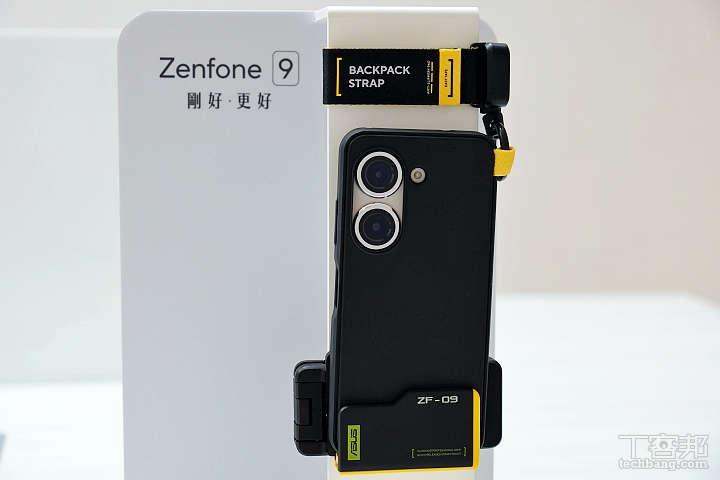 「快取背包配件」採用磁吸與繩索雙重防摔裝置，將 Zenfone 9 固定於背帶上變身運動攝影機，解放雙手，取下手機立即開啟相機應用程式，售價 2,099 元。