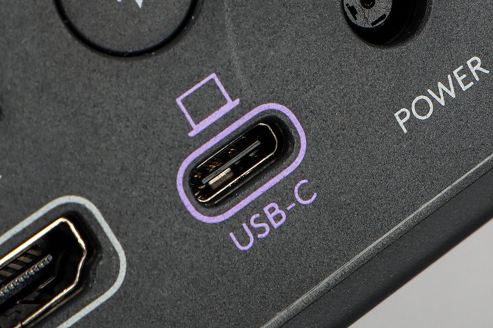 上行連接埠以紫色標示，用以連接電，可同時支援資料的傳輸以及 100W USB PD 供電。