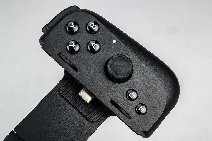 右側則有 ABXY 獨立鍵，以及類比拇指搖桿，採用微動開關按鍵的手感，在按壓時更具回饋感。