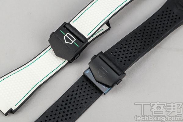 In addition to the golf-shaped strap attached to the watch, the rubber strap also comes with a black rubber strap as a replacement.