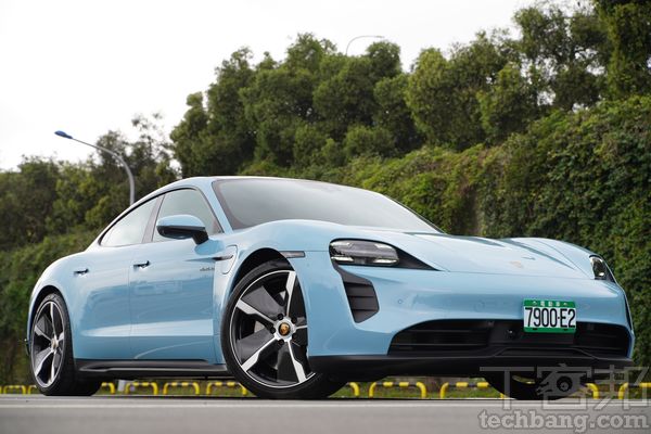 純電性能跑車電動車夯，傳統跑車品牌也投向電動車懷抱，以 Porsche Taycan 為例，系列車款在台灣就相當受到消費者迎。