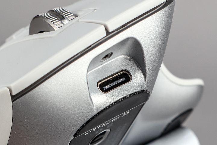 充電介面採用 USB Type-C 形式接口，僅為充電之用，不能充當有線滑鼠。