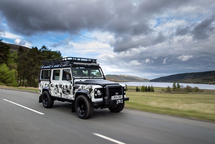 Land Rover 經典車部門透過打造 25 輛具獨特外觀計的 Classic Defender Works V8 Trophy II 向 Land Rover 有境界無境的探險遠征史致敬。
