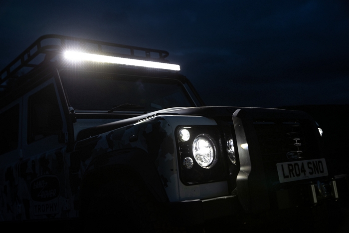 與車身同寬的 1.27m LED 照明燈條可在夜間行經崎嶇路面時提供最佳的能見度。