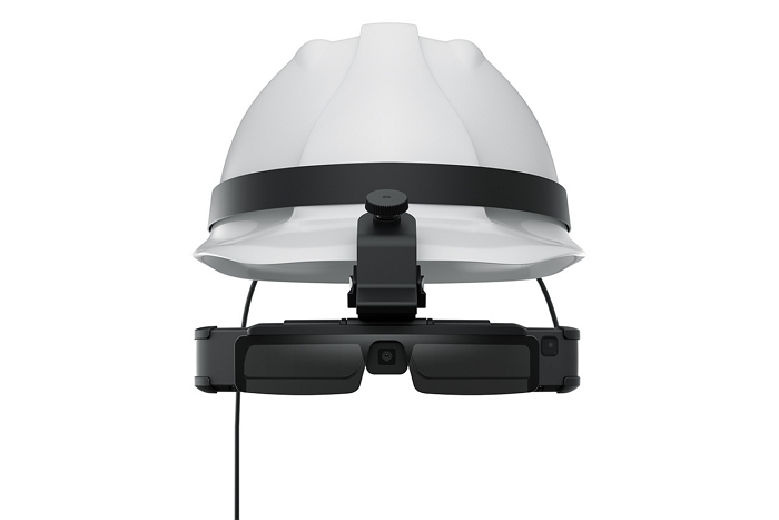 Epson Moverio BT-45C系列AR智慧眼鏡無須額外購買其他配件，即可輕鬆安裝於安全帽上。