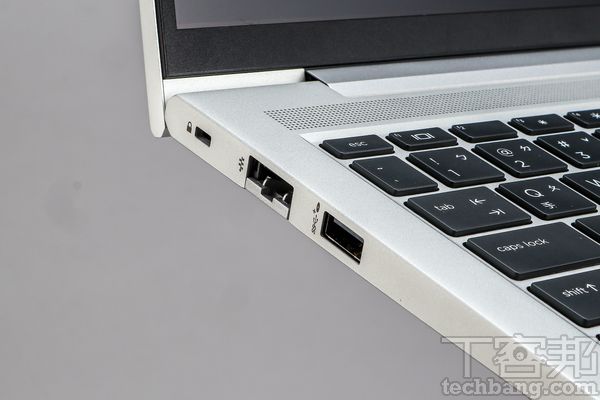 左側I/O配置有一個 USB Type-A 與 RJ-45網路，若要插上網路線使用者得要將檔板手動下壓。