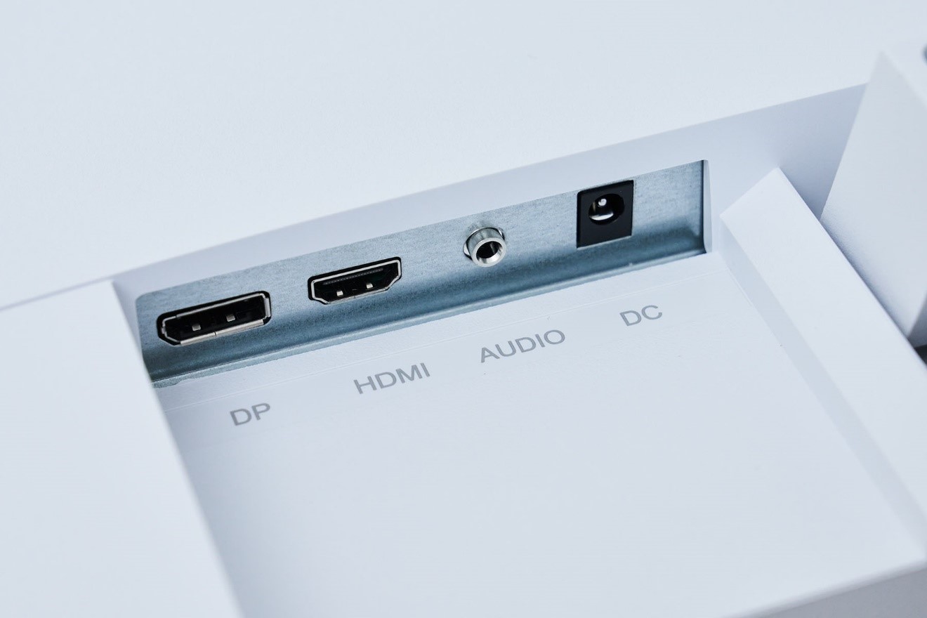 MSI PRO MP243W 提供 DisplayPort 與 HDMI 輸入各一組以及 3.5 mm 的音訊輸出與電源接。
