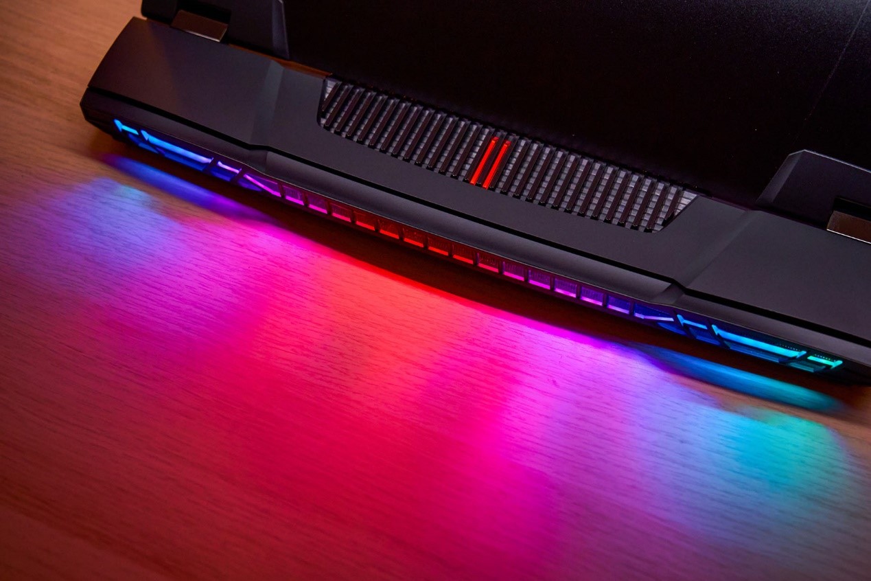 投射式的計讓 RGB 燈效發散在桌面上，營造絕佳的戰鬥氛圍。