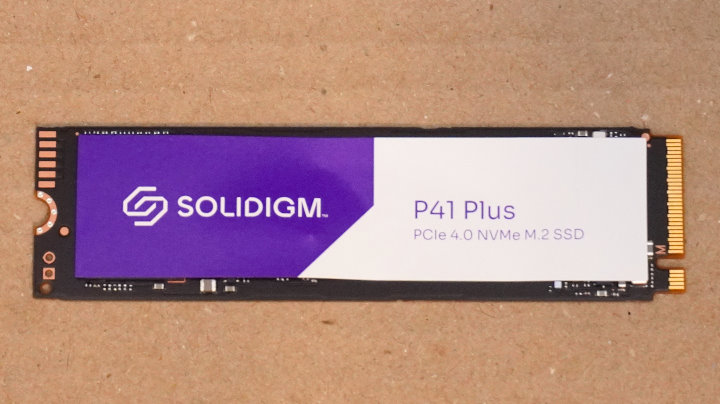 P41 Plus面具有控制器與NAND顆粒，並被塑膠材質貼紙覆蓋。