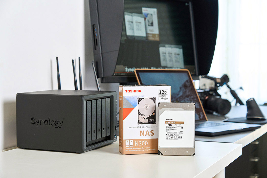 為了滿足龐大影音素材的儲需求，秋天剩旅行團隊選擇 Synology DS1522+ 與五顆 12TB 容量的 Toshiba N300 NAS 專用硬碟的組合。