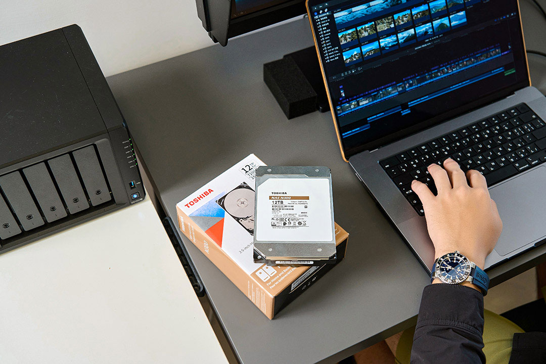 Toshiba N300 是為 NAS 所打造的專用硬碟，能提供 365 天、24 小時無間斷的資料取穩定性，運作時的抗震計也為使用者帶來更優質的使用體驗。
