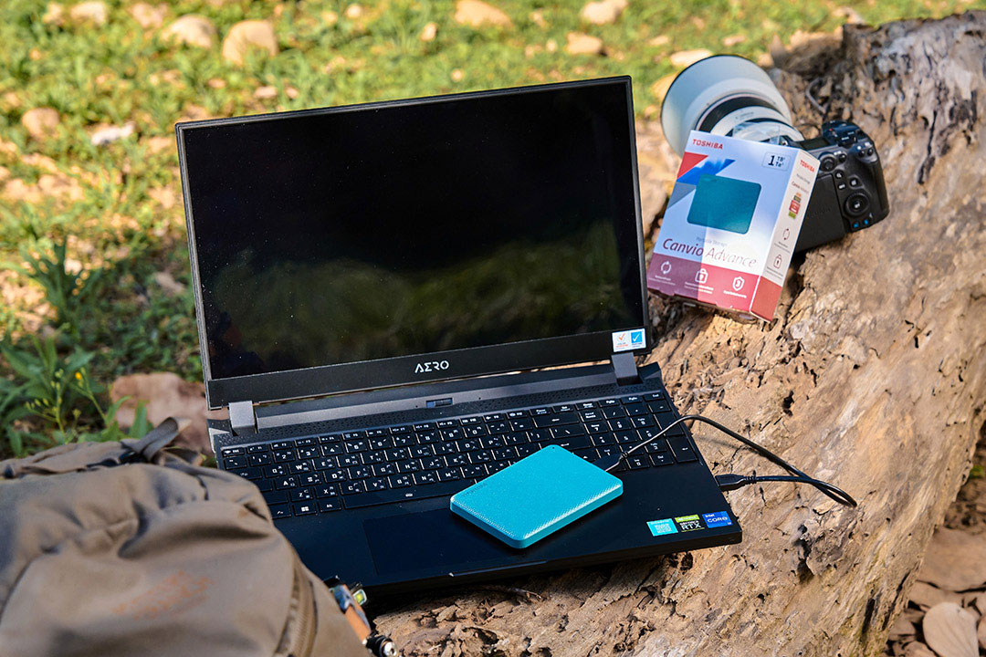 大容量且易於攜帶的 Toshiba Canvio Advance 行動硬碟，會是秋天剩旅行團隊在完成拍攝後回到定點時快速製作素材備份繼的重要工具。