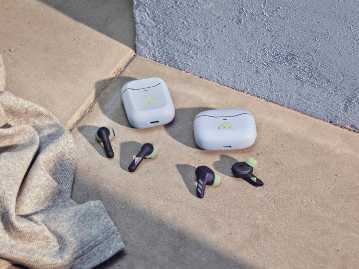 adidas 首款光能充電運動藍牙耳機 RPT-02 SOL 在台上市！室內燈也能充、續航達 80 小時