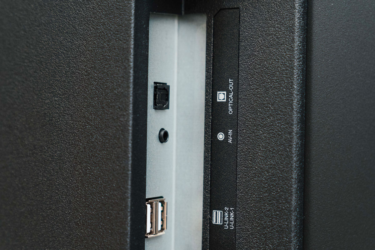 TL-65G100 傳輸介面群主要置在機體背面的側邊，方便用家可以隨時插拔線材，照片看到的是光纖數位音訊輸出端，以及兩組可以外接儲媒體的 USB 介面。