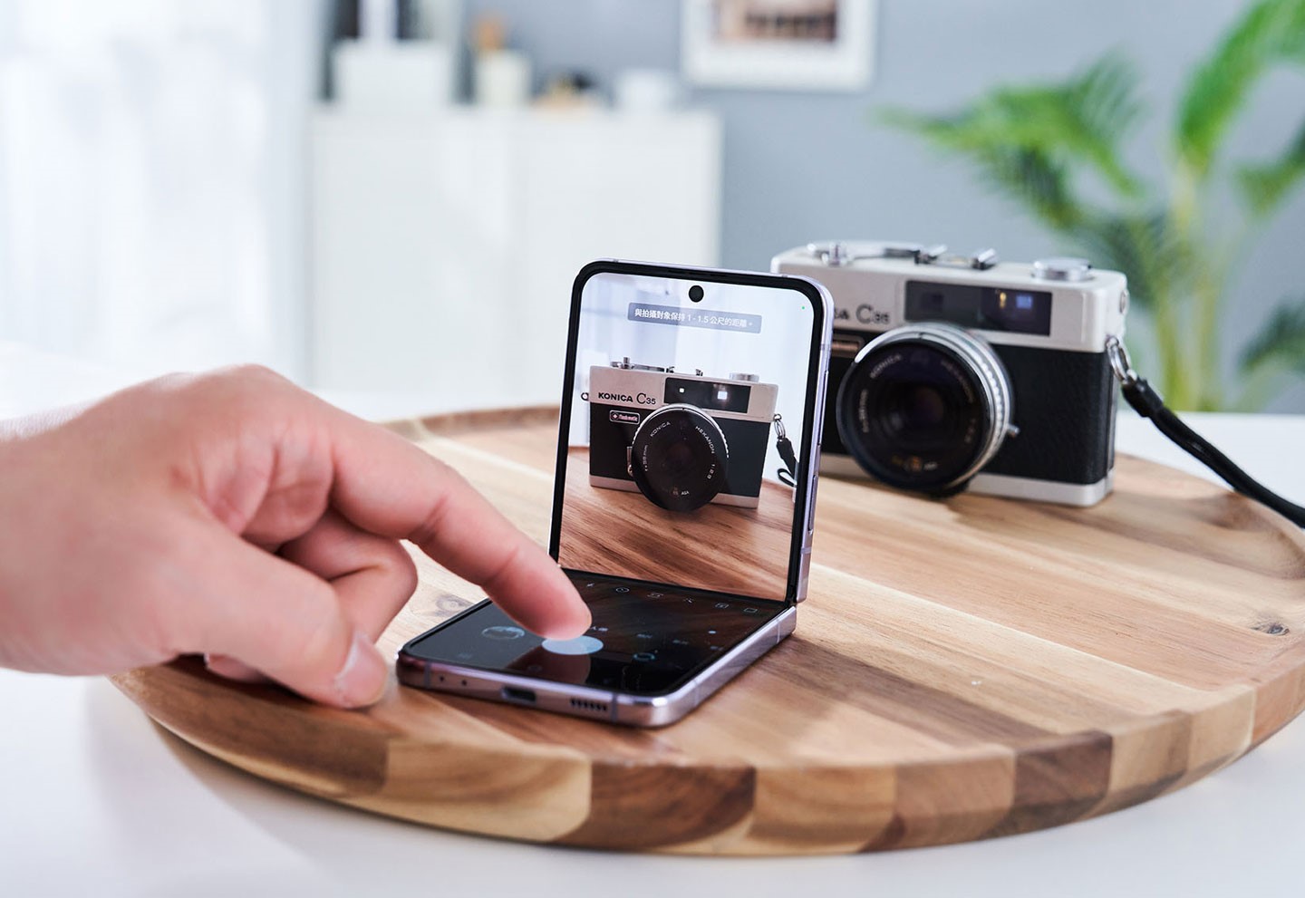 Galaxy Z Flip4 同樣有便利的 Flex 模式，可以輕鬆將手機架立在桌面上操作，或是在拍照時將鏡彎摺至適合的角度取景，為影像創作增添更多彈性！