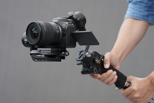 Canon兩款全新RF鏡式在台開賣，輕量防手震計、適合Vlog攝影