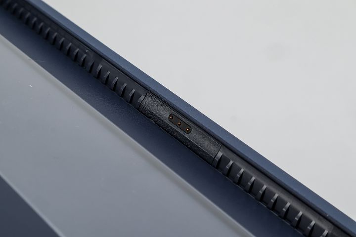 Rugged Combo 3 支援 iPad 的 Smart Connector 專屬接點，兼具供電及訊號傳輸功能。