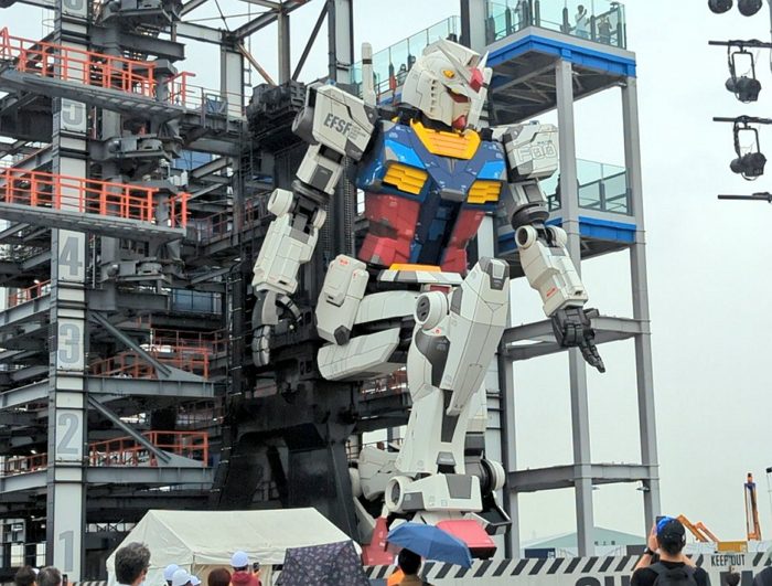 橫濱舉辦了世界上第一場人類對鋼彈的巨型機器人猜拳比賽