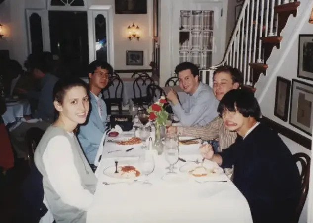 馬斯克和其他四名生在一家餐廳用餐。