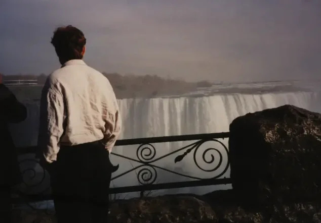 1994年，馬斯克在看尼亞加拉大瀑布。