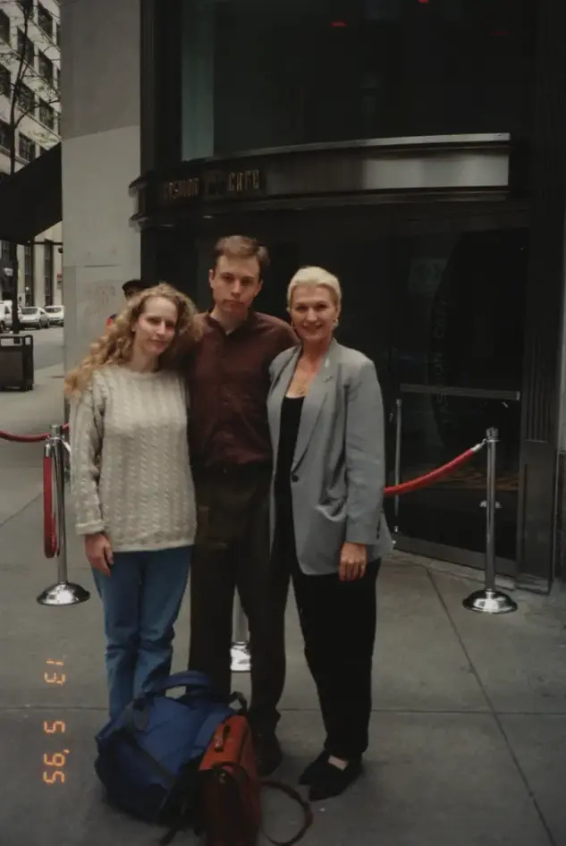 1994年聖誕假期，馬斯克和格溫以及他的母親梅耶·馬斯克(Maye Musk)在多倫多。