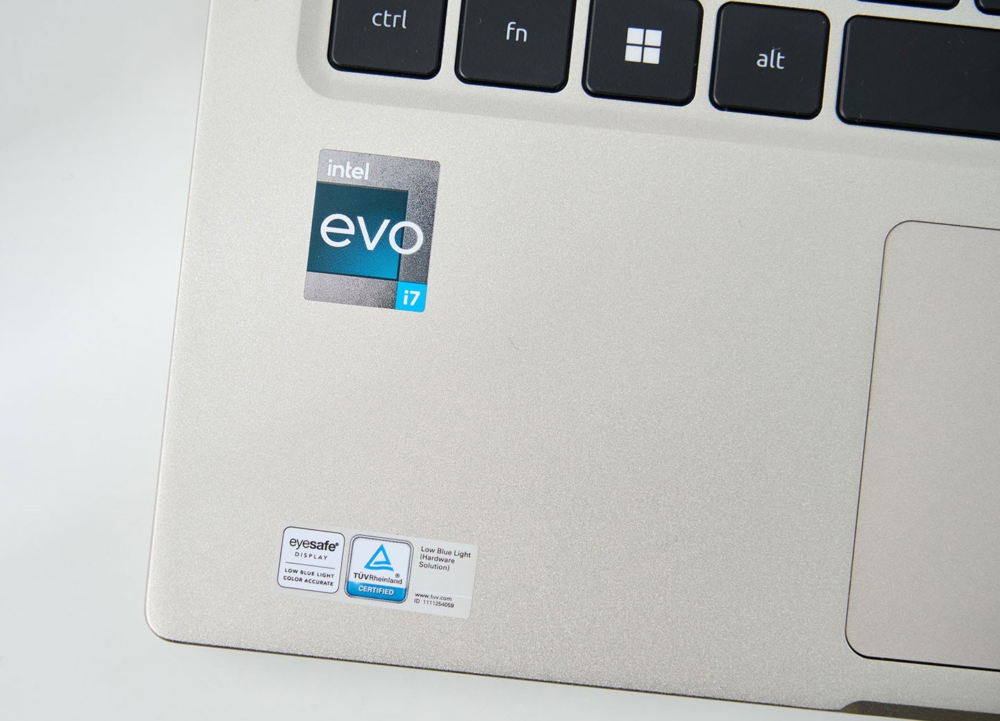 這張貼紙示了 Acer Swift 3 OLED 是一台通過 Intel Evo 平台認的電，下方還可以看到其他眼認的標章。
