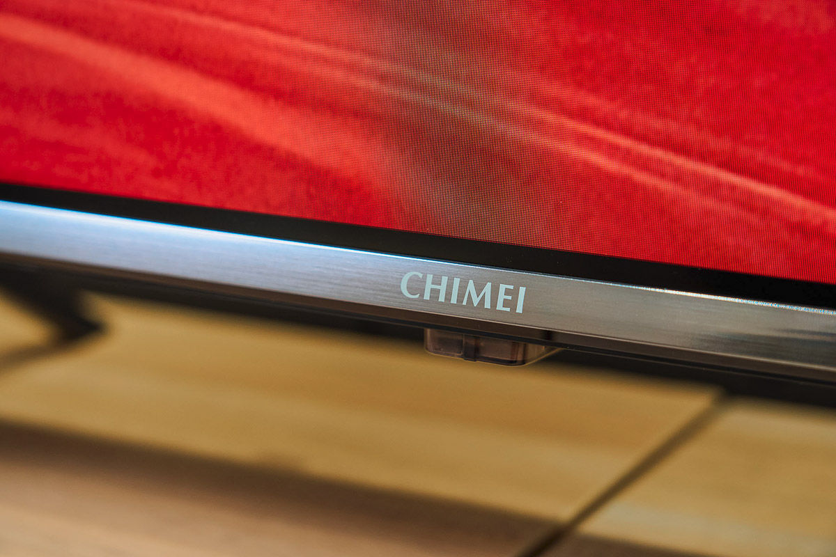 螢幕下方的品牌標誌在鏡面邊框內，展現沉穩有著靈動的風格，這也是 CHIMEI 帶給用家一直以來創新且優質的品牌形象體現。