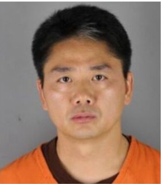 劉強東被美國�方逮捕時的照片