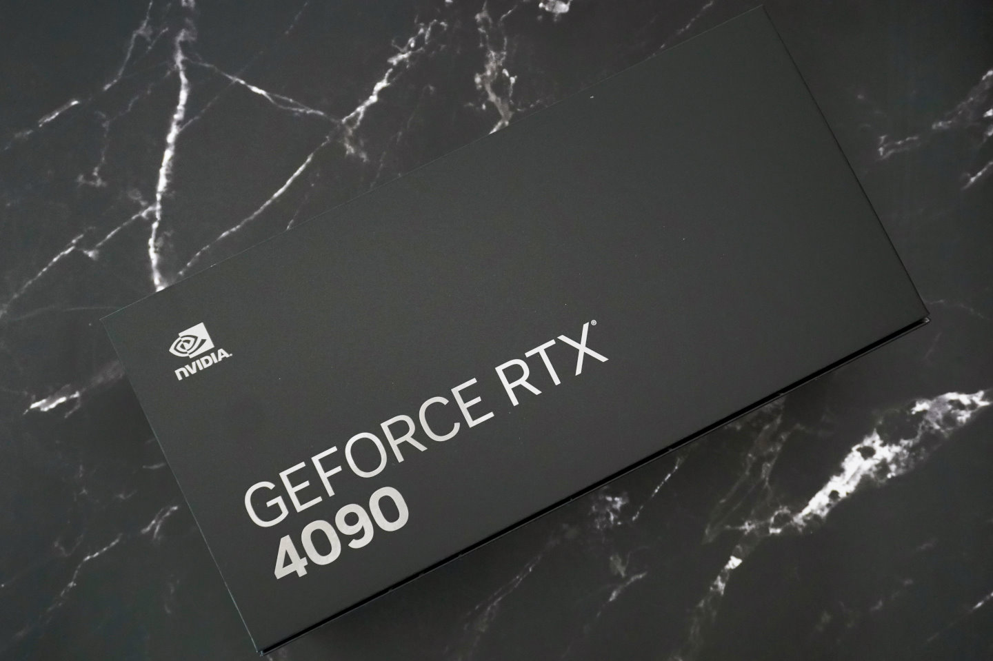 GeForce RTX 4090 Founders Edition包裝相當簡潔，以素色�配大型�體為主。