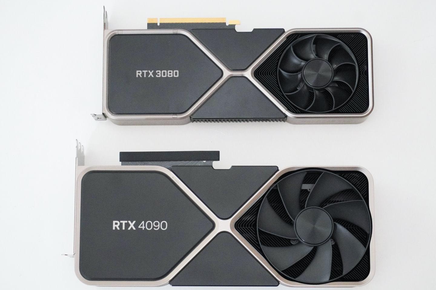 基本上GeForce RTX 4090 Founders Edition的尺寸與GeForce RTX 3090 Ti Founders Edition相同，但與GeForce RTX 3080 Founders Edition比較，就覺得相當雄偉。